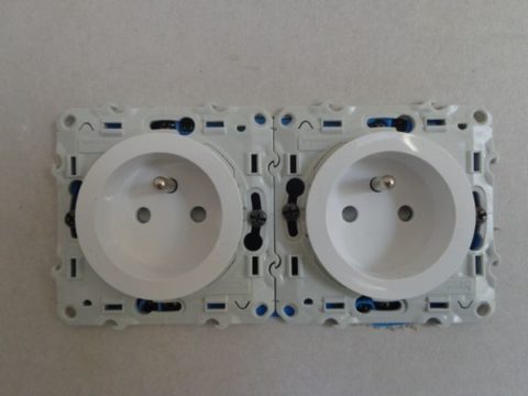 Mise en place et raccordement de l'appareillage électrique.